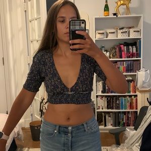 Blue floral cropped deep neck top. S.